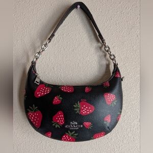 COACH Leather Strawberry Printed Shoulder Bag 🖤🍓🖤🍓🖤🍓🖤